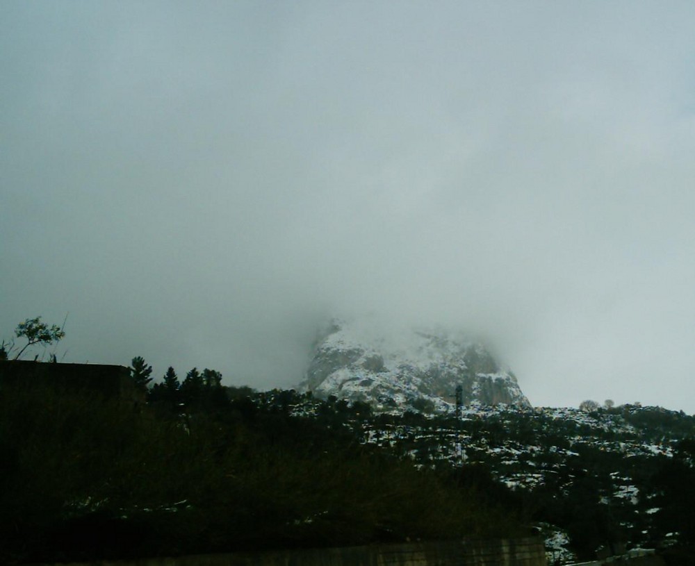 La roccia tra la nebbia