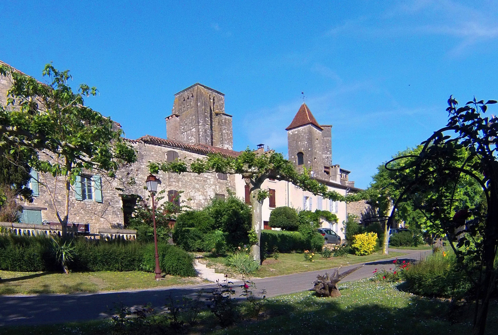 La Romieu (Gers) - Vue sur le village de l’extérieur des remparts