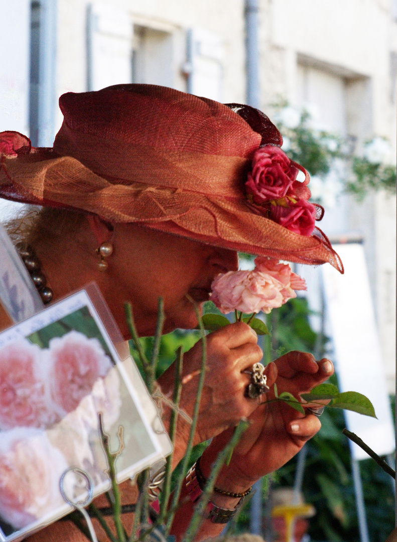 La Romieu - Le marché aux roses - La dame au chapeau aux roses