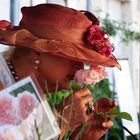 La Romieu - Le marché aux roses - La dame au chapeau aux roses