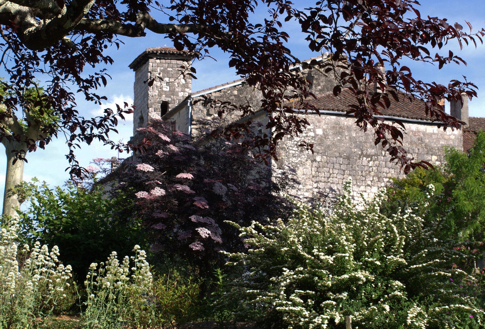 La Romieu - Vue de l'extérieur du village fortifié photo et image ...