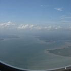 La rontondité de la Terre, vue la tête dans les nuages et assise dans un avion