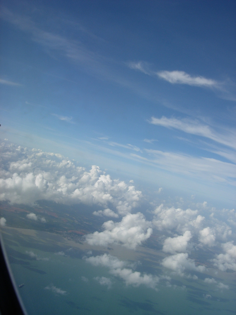 La rontondité de la Terre, vue la tête dans les nuages et assise dans un avion