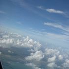 La rontondité de la Terre, vue la tête dans les nuages et assise dans un avion