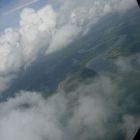 La rontondité de la Terre, vue la tête dans les nuages et assise dans un avion