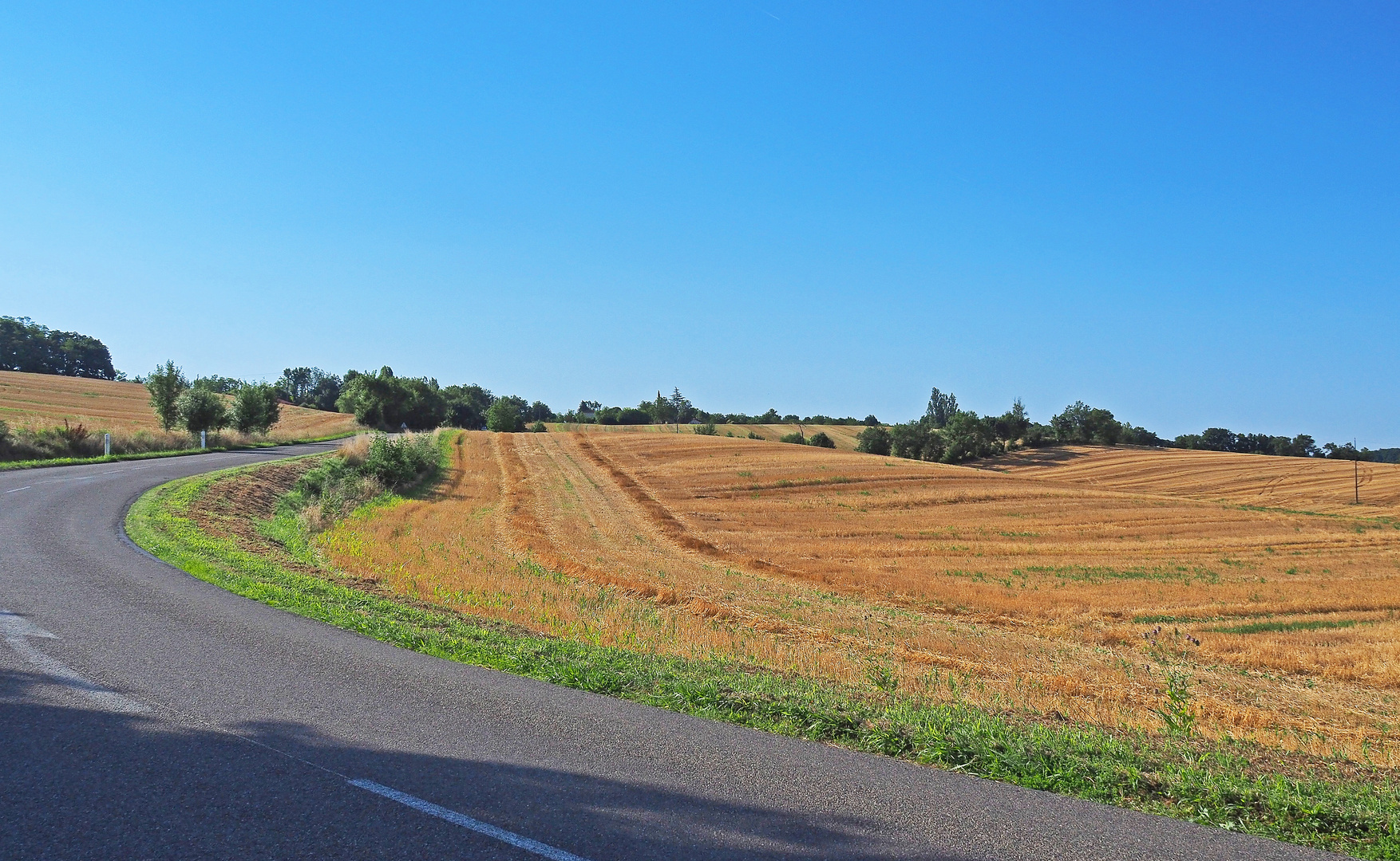 La route de Condom à Caussens après la moisson