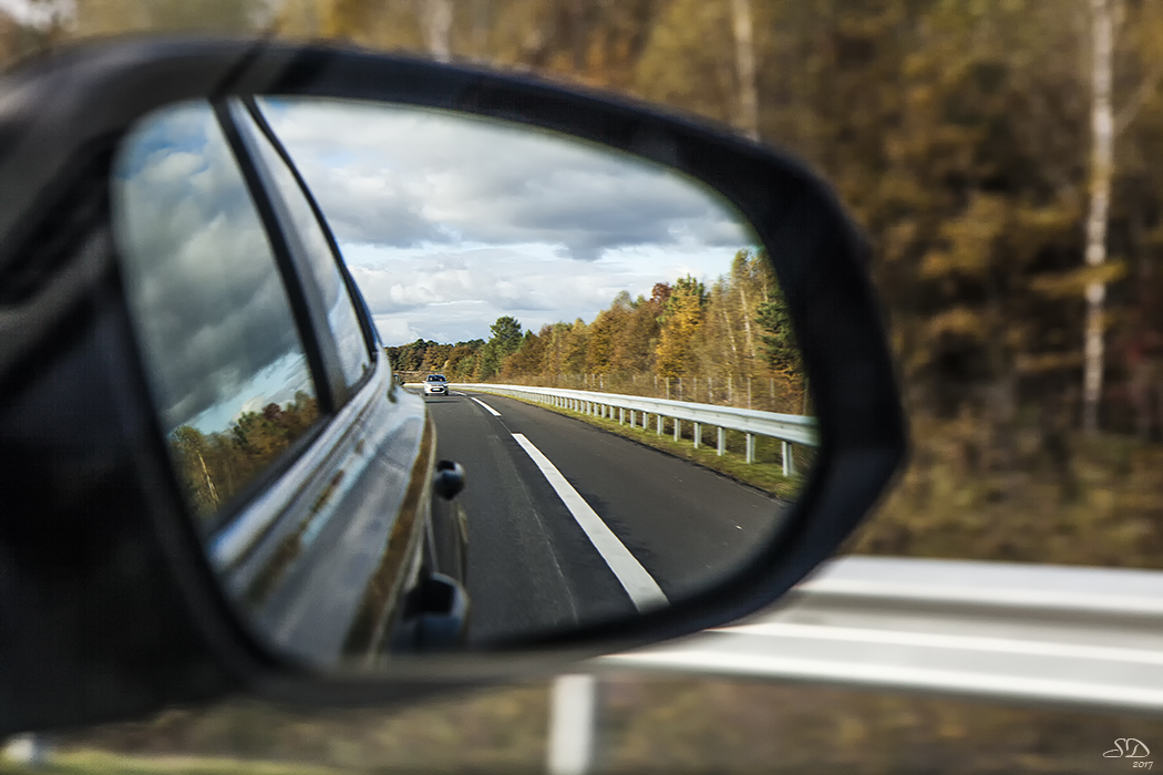 La route derrière soi .