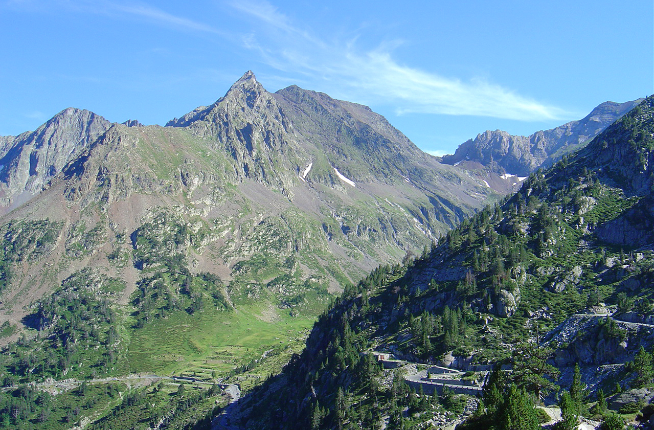 La route des lacs près de St-Lary - Pyrénées