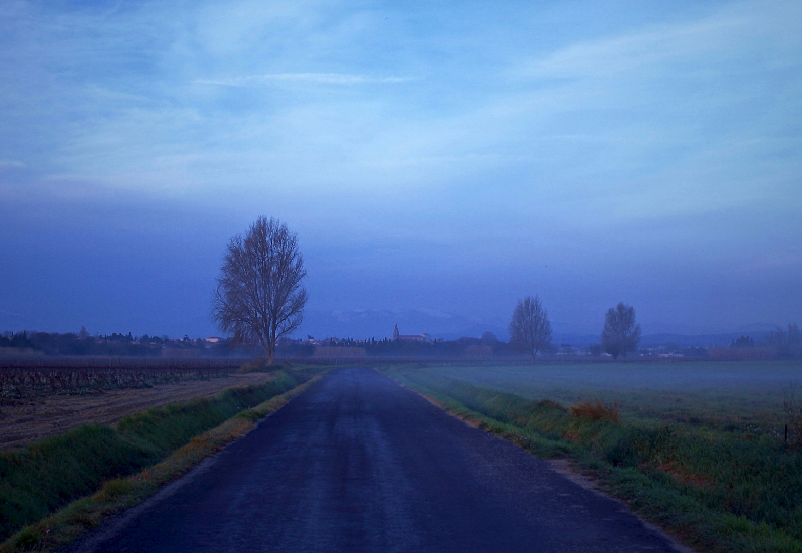 La route qui mène au village.