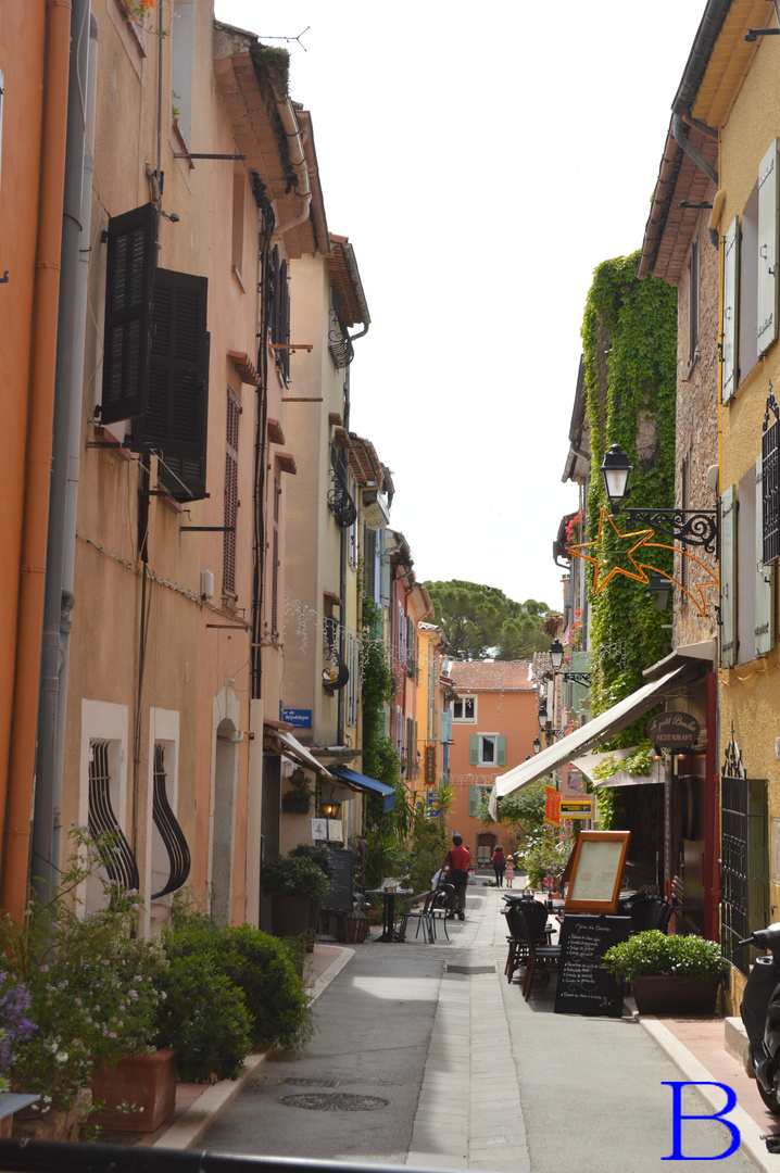 la rue du village dans le sud