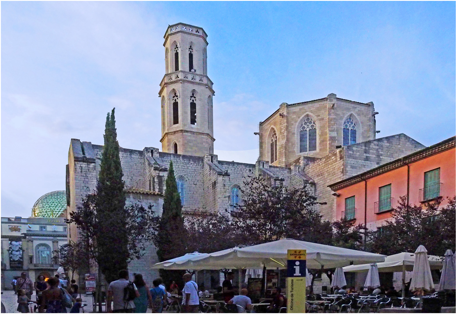 La rue et l’Eglise Saint-Pierre, au fond le Théâtre-Musée Dali  --  Figueras