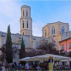 La rue et l’Eglise Saint-Pierre, au fond le Théâtre-Musée Dali  --  Figueras