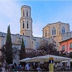 La rue et l’Eglise Saint-Pierre, au fond le Théâtre-Musée Dali  --  Figueras