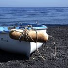 la sabbia nera ai piedi del vulcano