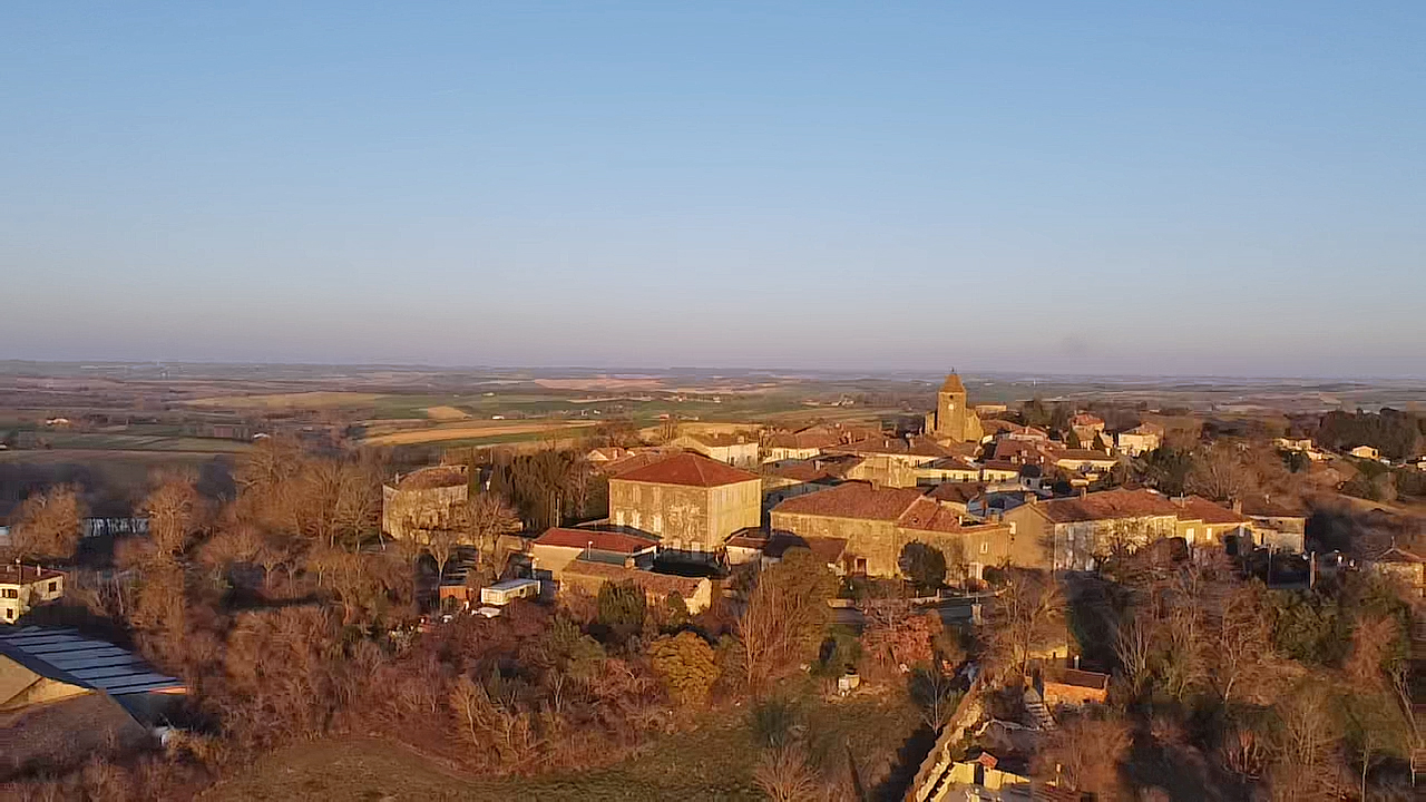 La Sauvetat vue par le drone sous le soleil du soir