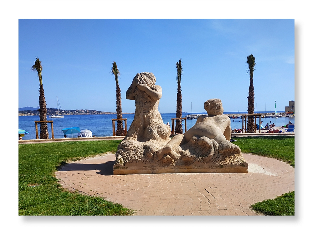 La sculpture à la plage