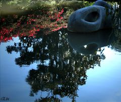 La sculpture qui flotte et son reflet