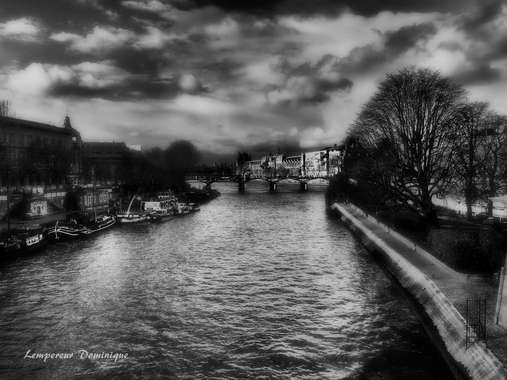 la seine sous les nuages.