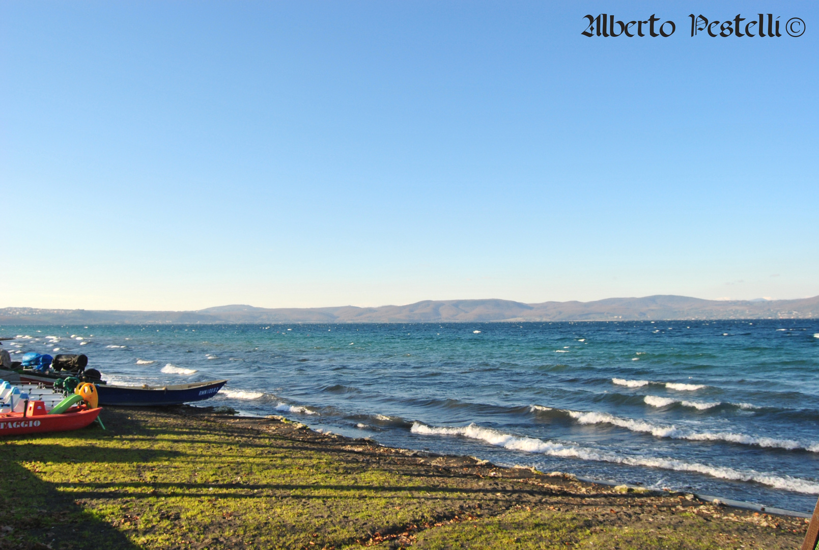 La semplicità di un lago (Anguillara sabazia - lago di Bracciano)