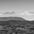 La Sierra Nevada oltre gli uliveti
