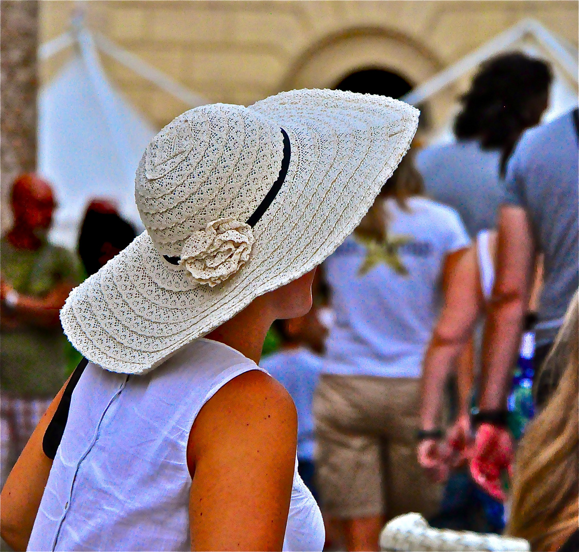 LA SIGNORA CON CAPPELLO.