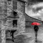 La signora con l'ombrellino rosso