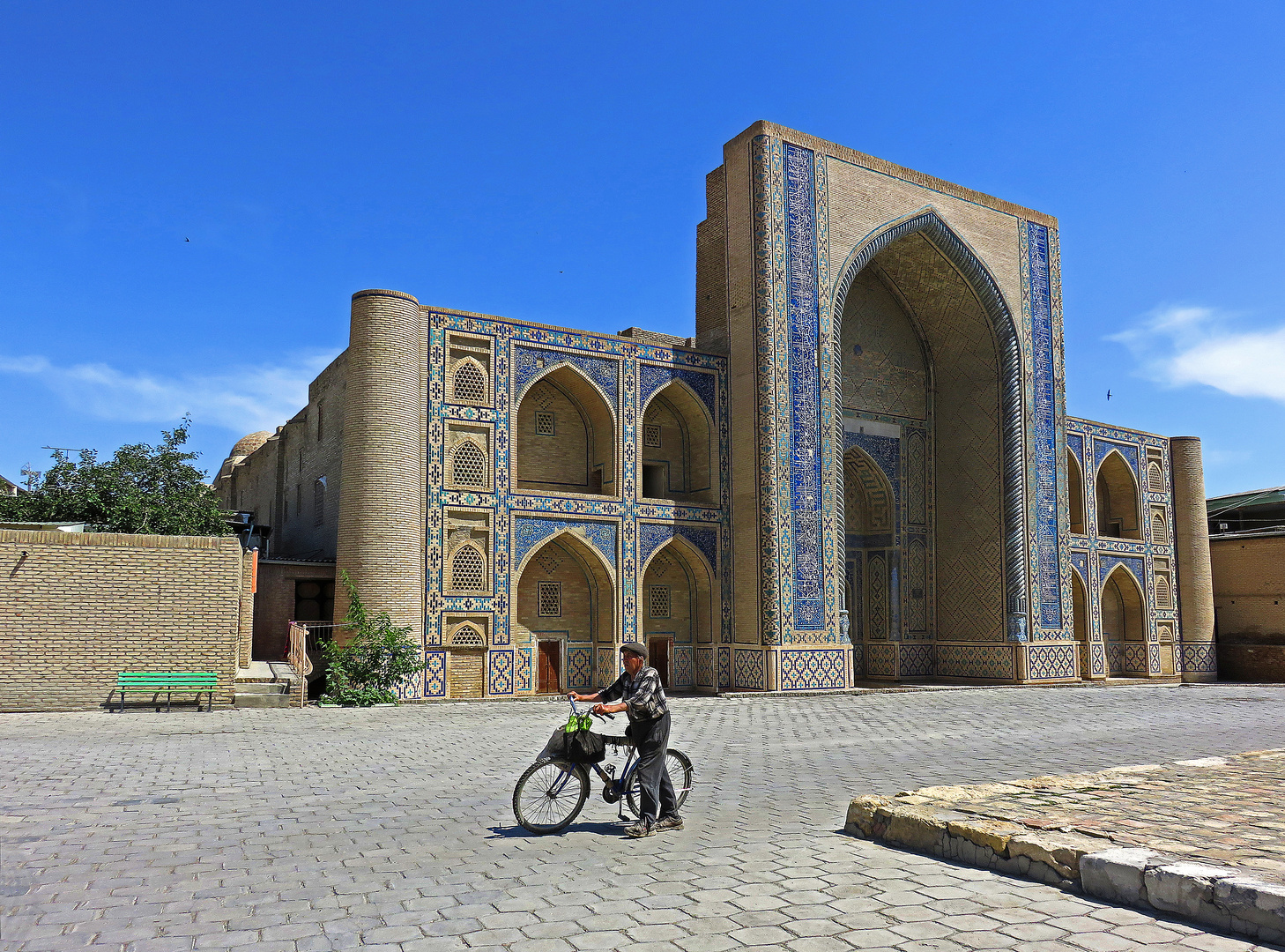 La solita strada:Medressa di Ulugbek,Bukhara