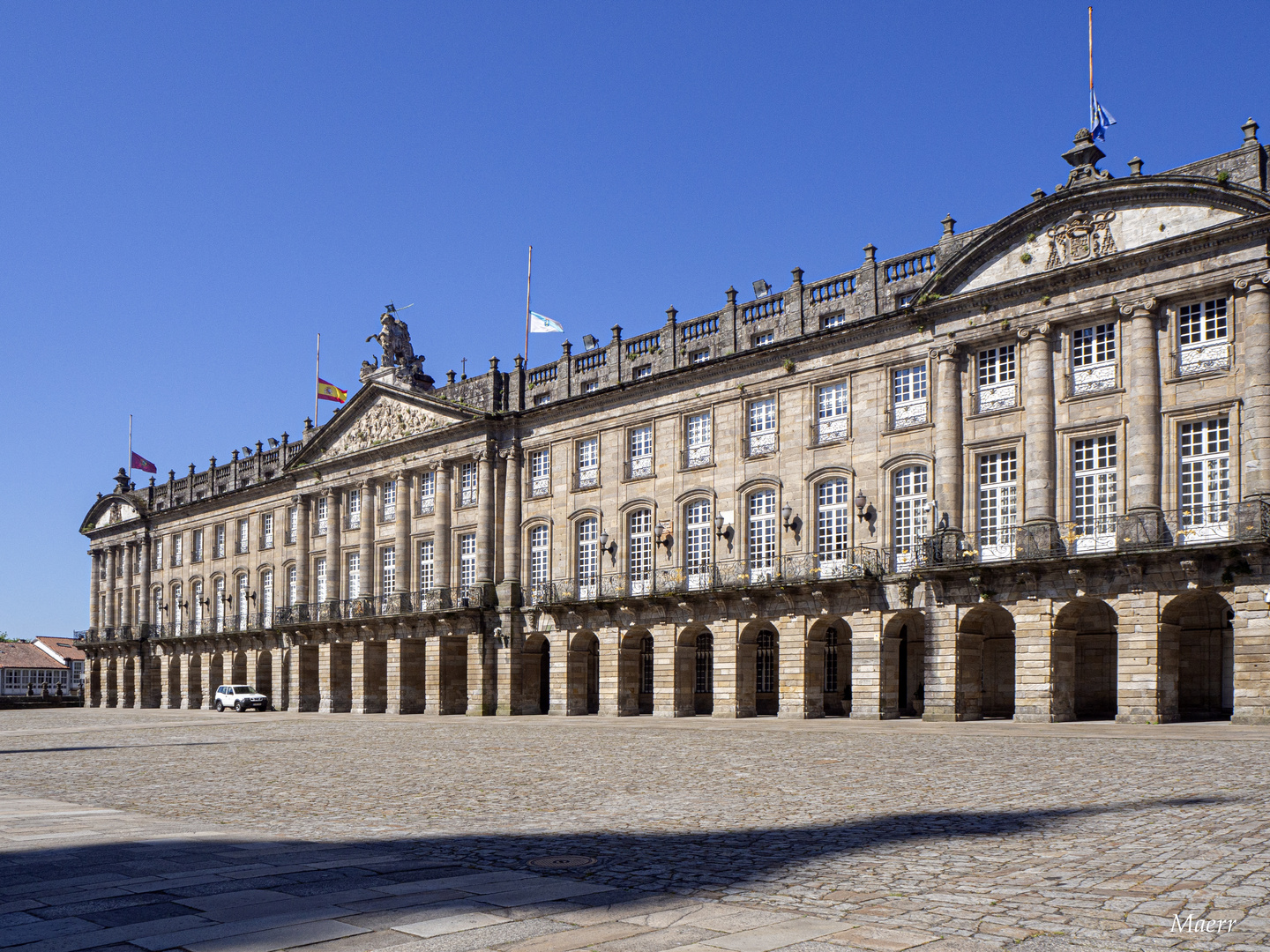 La sombra de la catedral es alargada.