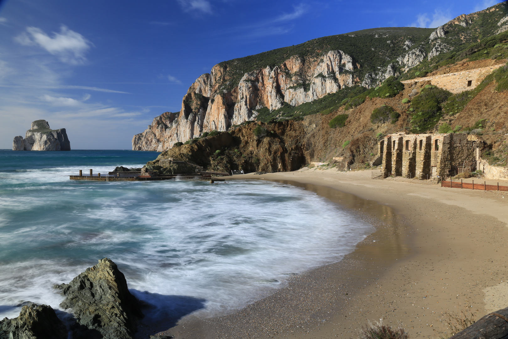 La spiaggia di Masua con vista Pan di Zucchero