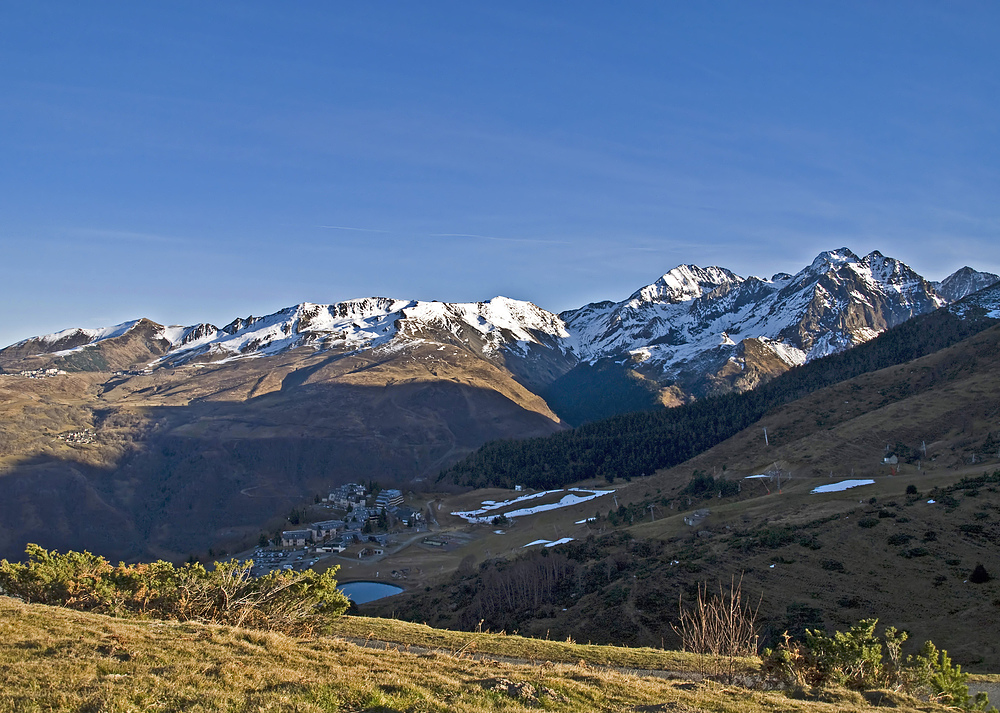 La station de Val Louron, sans neige, en décembre 2015, vue du Col d’Azet