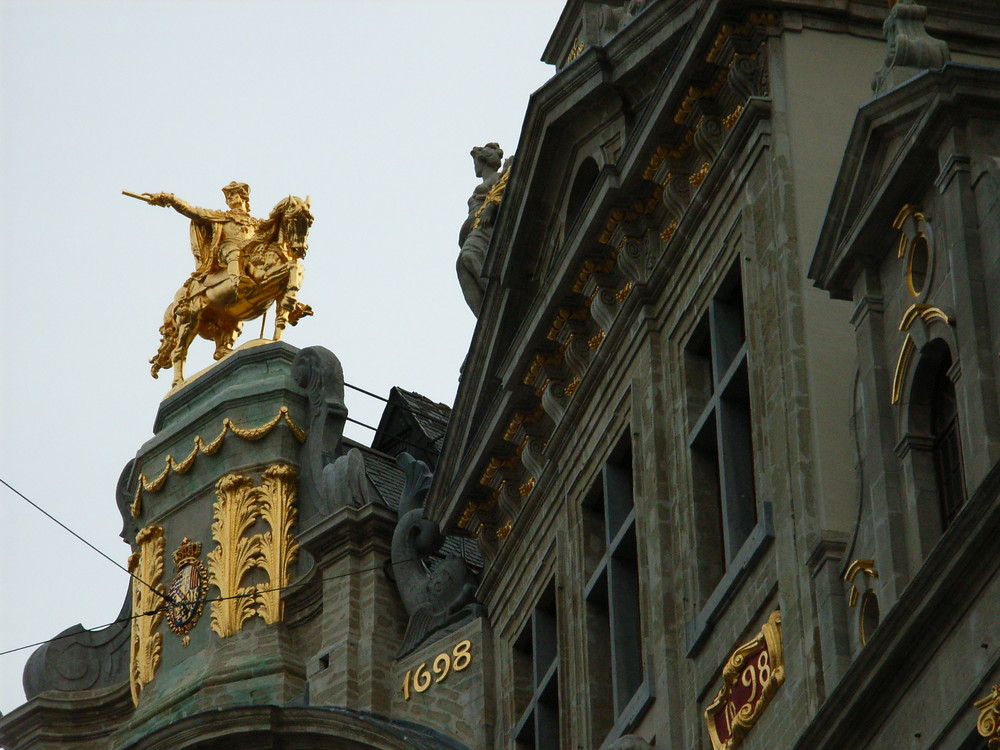 La Statue d'Equestre d'or sur le toit de la Maison des Brasseurs (1698) à Bruxelles