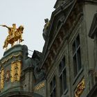 La Statue d'Equestre d'or sur le toit de la Maison des Brasseurs (1698) à Bruxelles