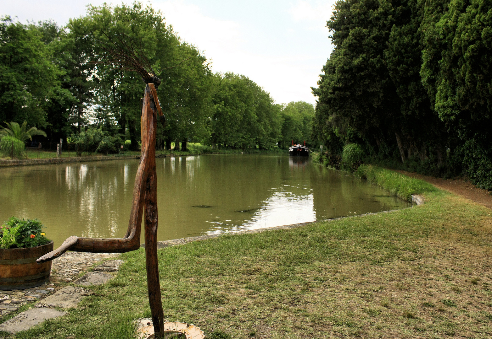 La statue et la péniche