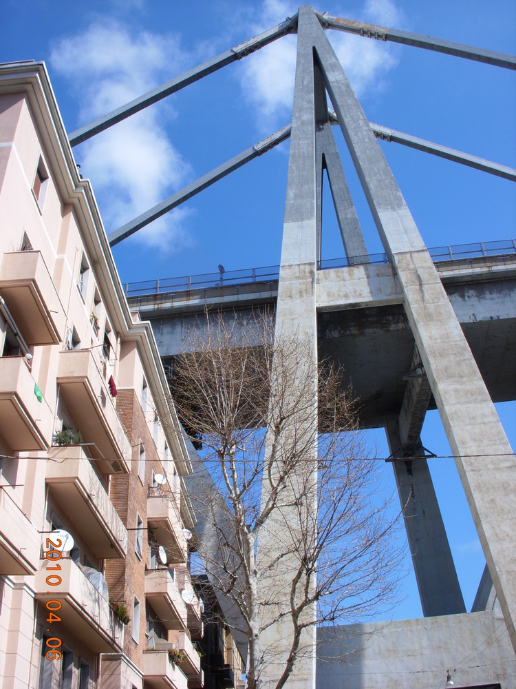 La strada sopra ai palazzi