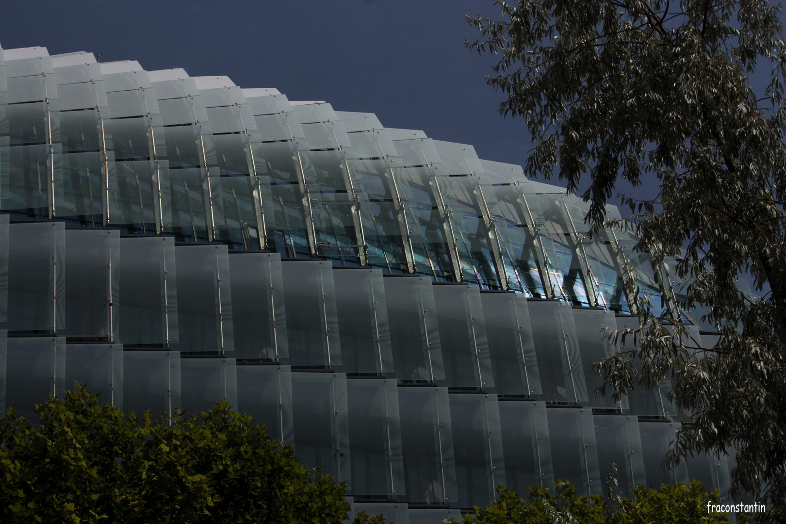 La structure en "écailles" de verre du nouveau siège social du groupe Bouygues à Issy les moulineaux