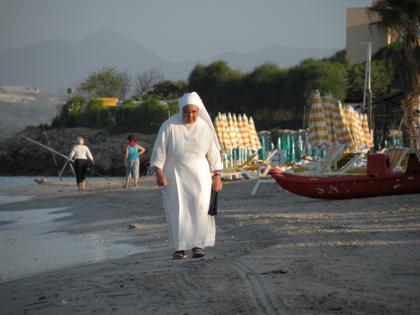 La suorina sulla spiaggia