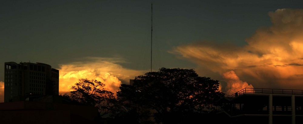 La tarde incendiándose