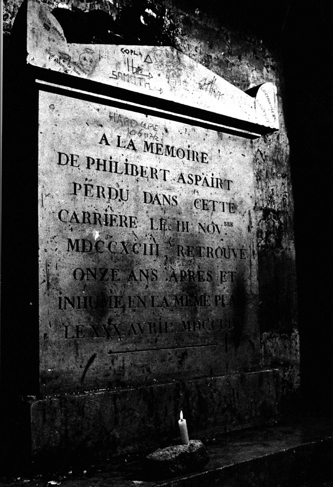 La tombe de Philibert Aspair dans les anciennes carrières de Paris von hLeclair 