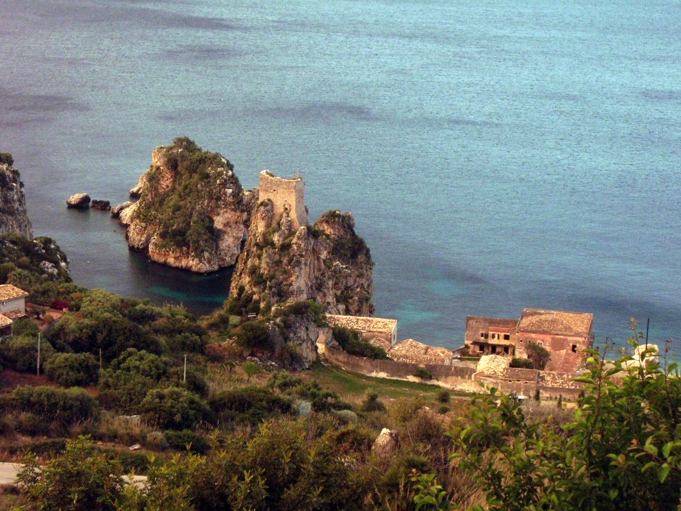 LA TONNARA DI SCOPELLO CON I FARAGLIONI