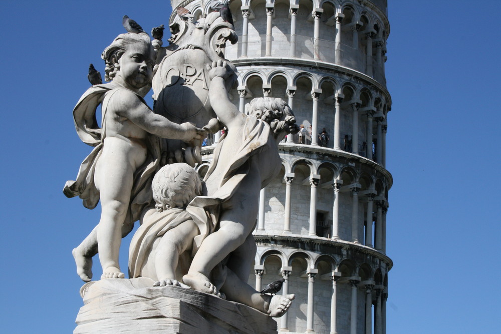 La torre di Pisa sorretta dagli angeli