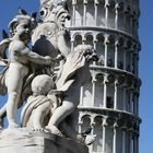 La torre di Pisa sorretta dagli angeli