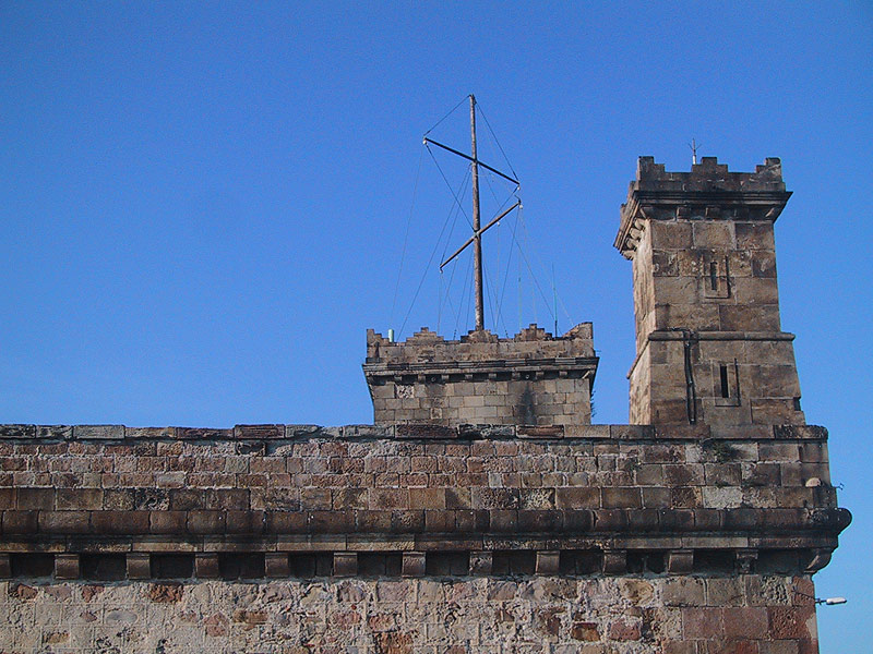 La torre y la pared del Montjuïc