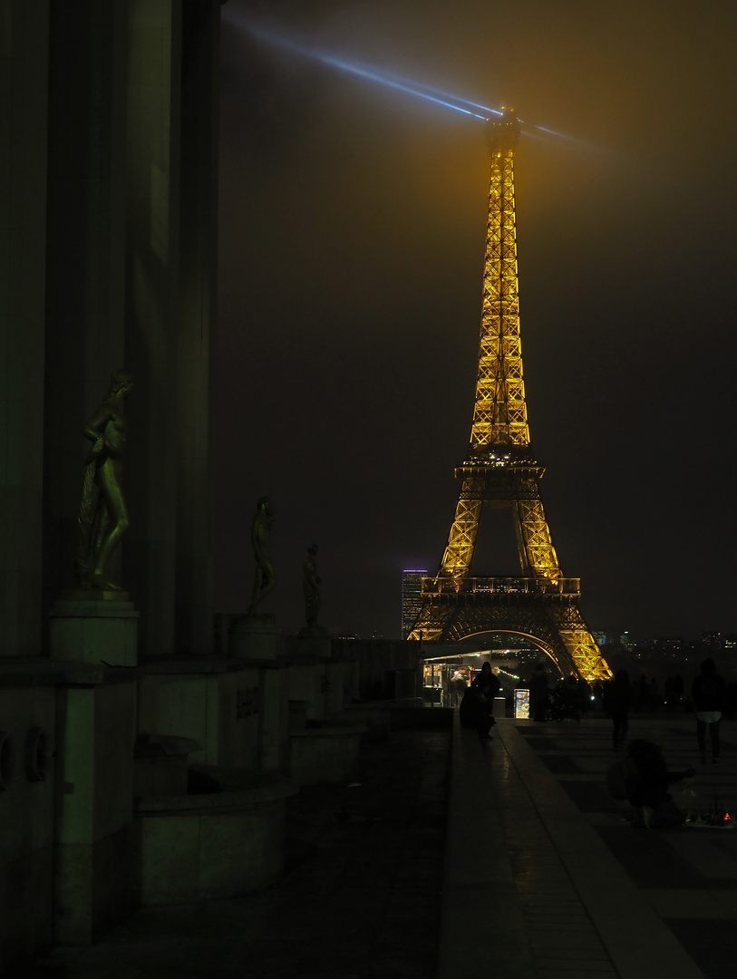 La Tour d'Eiffel en Nuit “Copyright Tour Eiffel – Illuminations Pierre Bideau” 