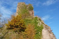 La tour-donjon du château de Pierre-Percée