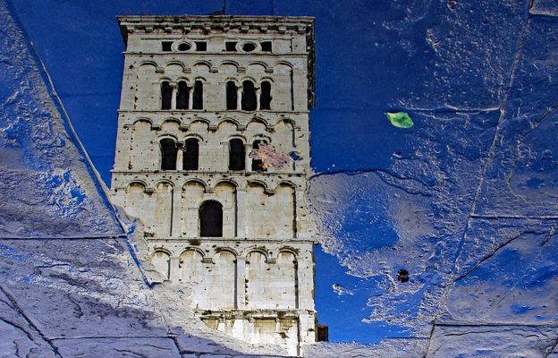 la tour du  clocher  dans une flaque d eau ...