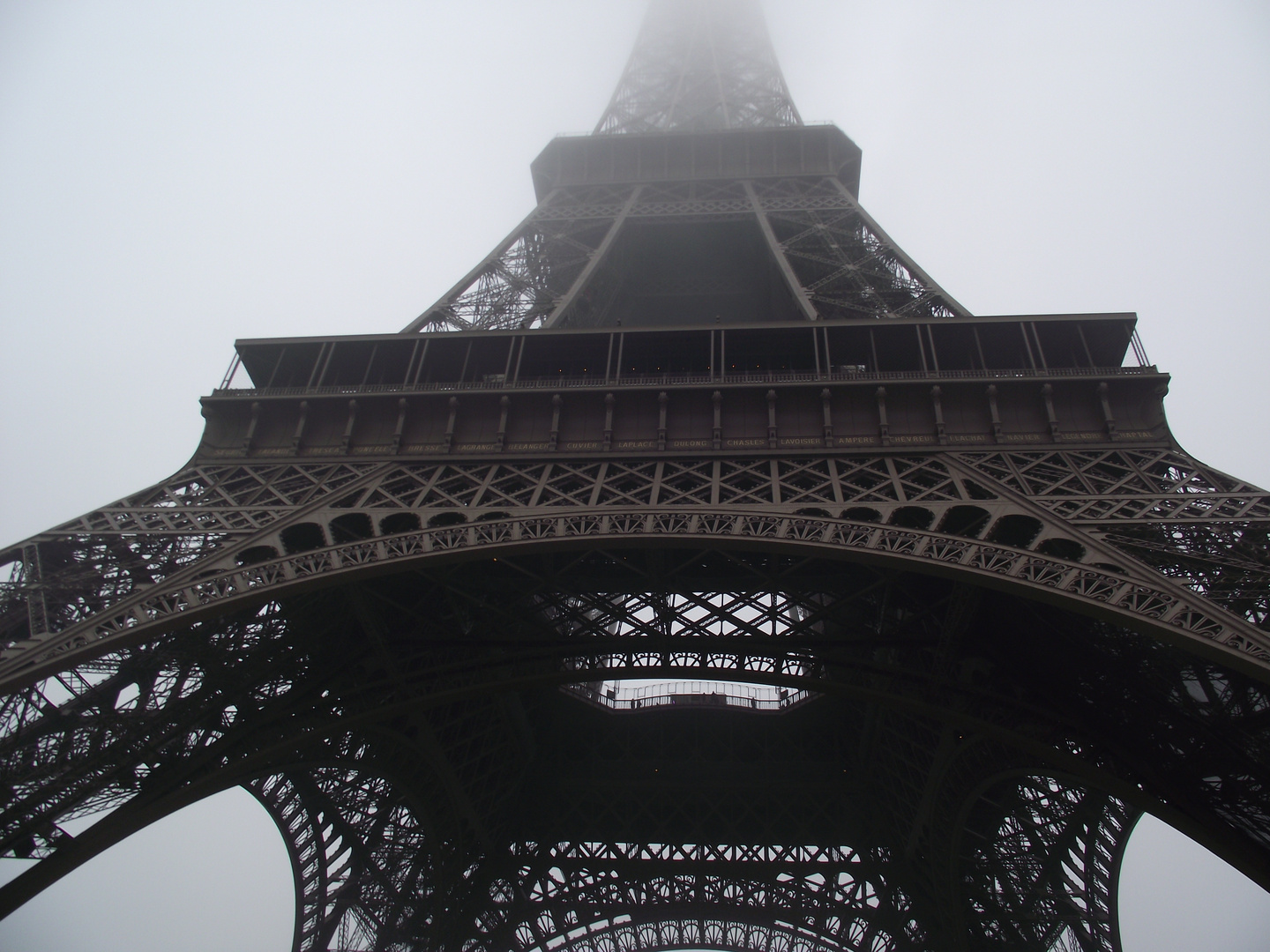 La Tour Eiffel dans le brouillard