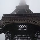 La Tour Eiffel dans le brouillard