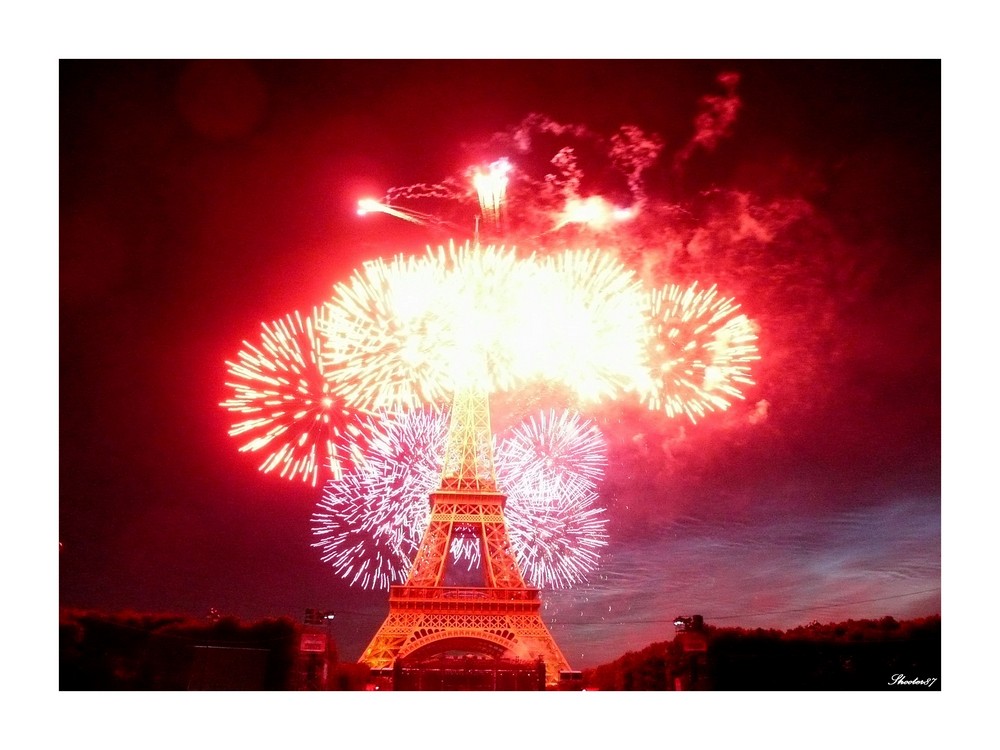 La Tour Eiffel en feu photo et image feux d'artifice, sujets Images