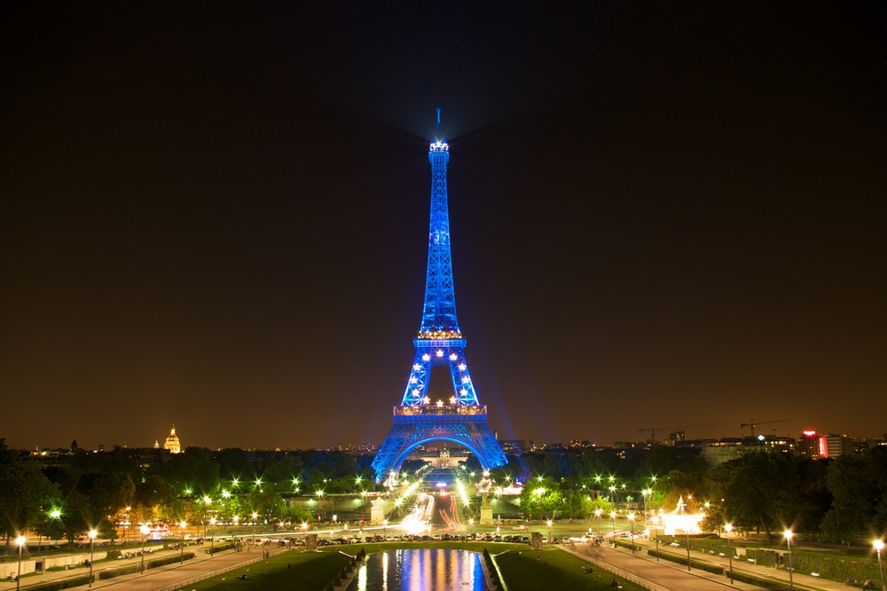 La Tour Eiffel est bleue la nuit.