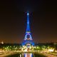 La Tour Eiffel est bleue la nuit.